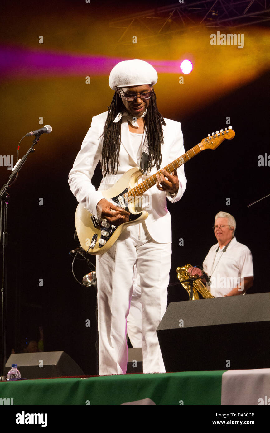 Chic Feat.Nile Rodgers l'exécution à l'Ouest Stade Holt, 2013 festival de Glastonbury, Somerset, Angleterre, Royaume-Uni. Banque D'Images