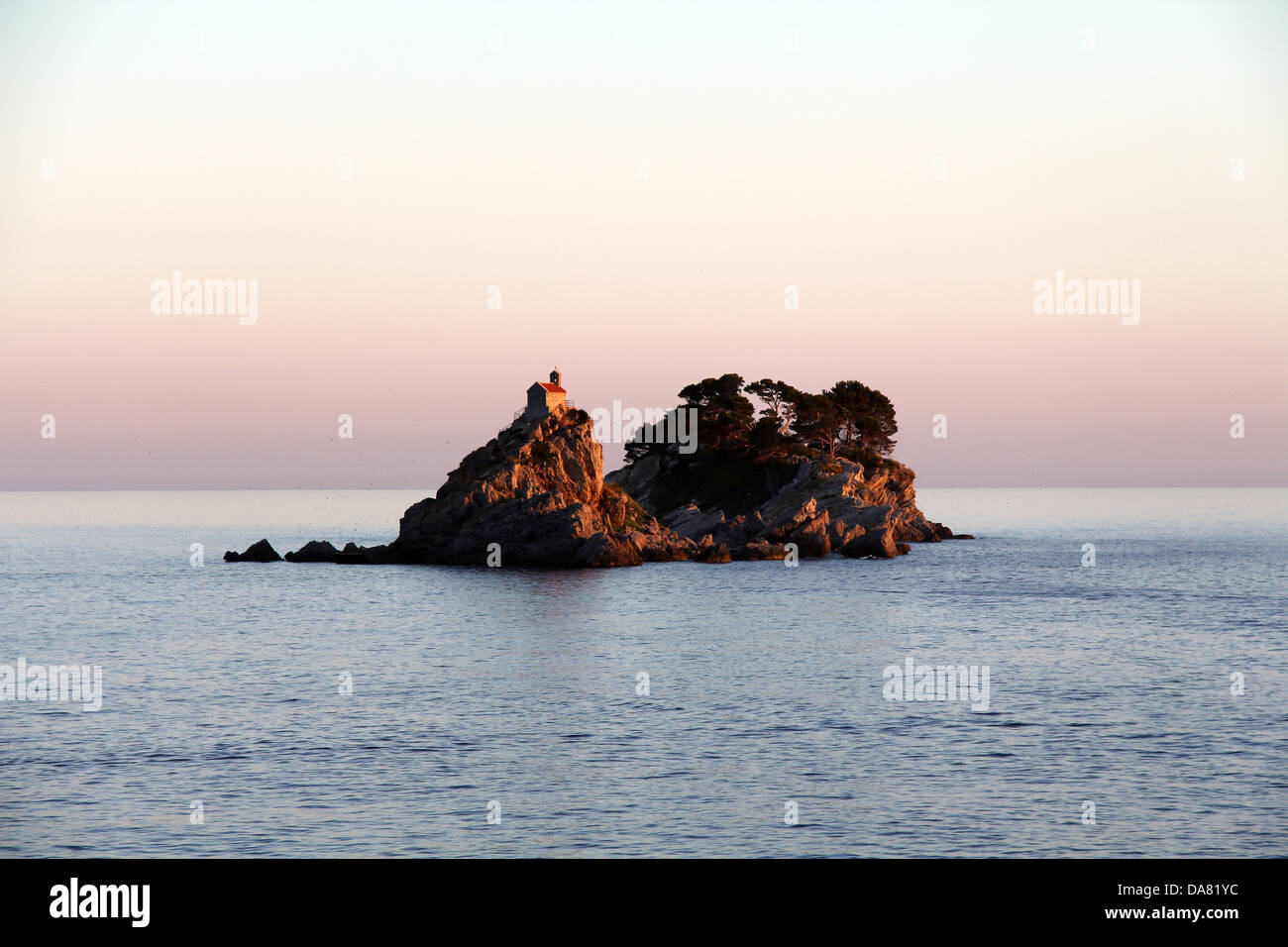 Ce sont deux îlots dans la mer adriatique au Monténégro, nommé Høvringen & Katic. Banque D'Images