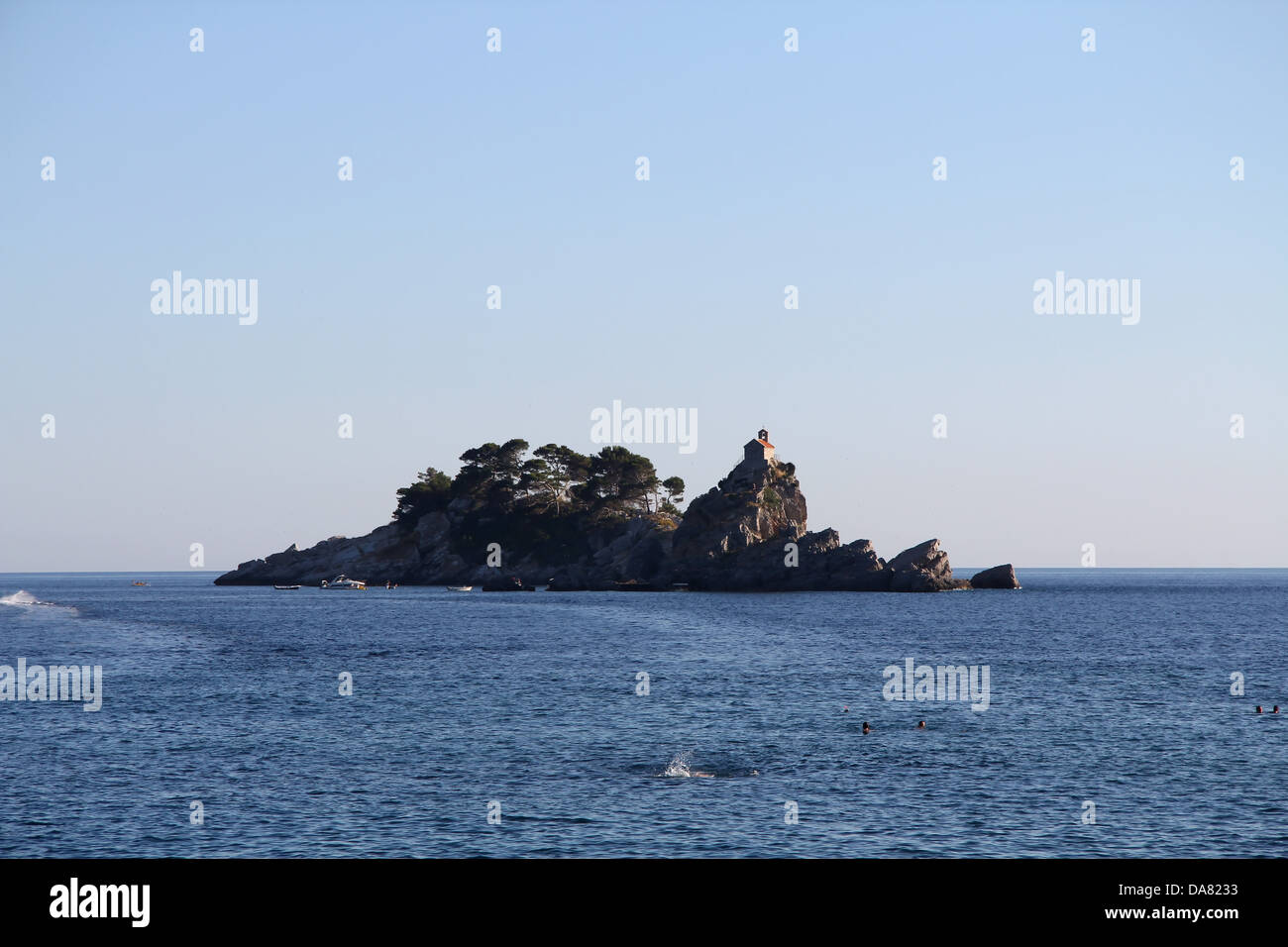 Ce sont deux îlots dans la mer adriatique au Monténégro, nommé Høvringen & Katic. Banque D'Images
