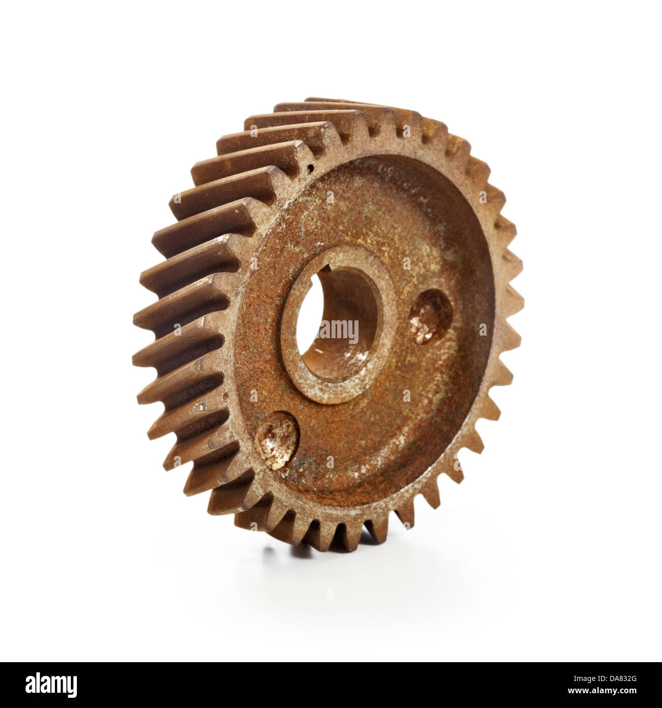Old rusty cog pignon sur fond blanc Banque D'Images