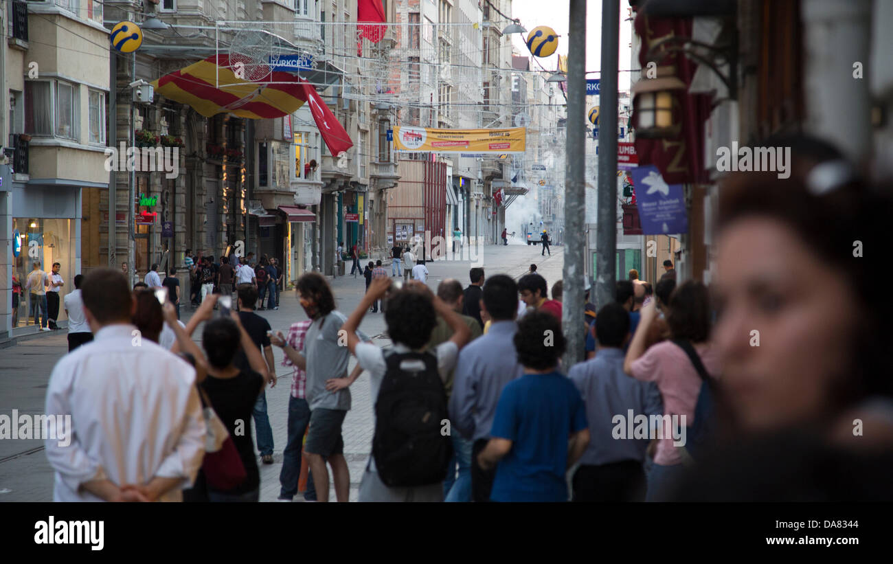 Istanbul, Turquie -- les civils, les protestataires, exécuté à partir de gaz lacrymogènes et de canons à eau haute pression tandis que la police agit sans discernement, d'essayer d'empêcher les gens d'entrer dans la place, et l'arrestation de nombreux, au hasard. Néanmoins, la foule ne cesse de revenir. Juillet, 07, 2013. Photo par Bikem Ekberzade Banque D'Images