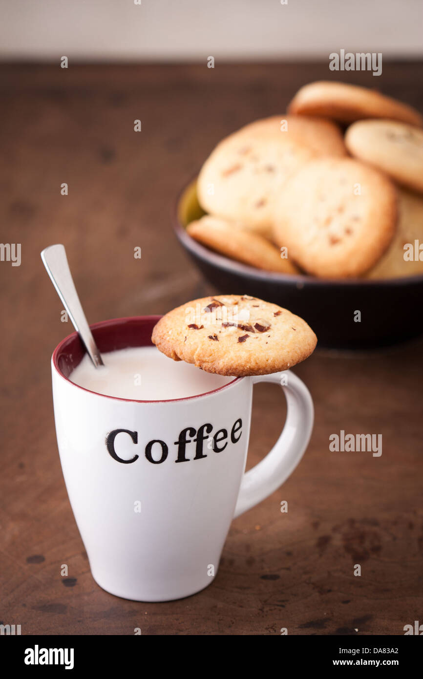 Tasse de café avec un biscuit aux amandes Banque D'Images