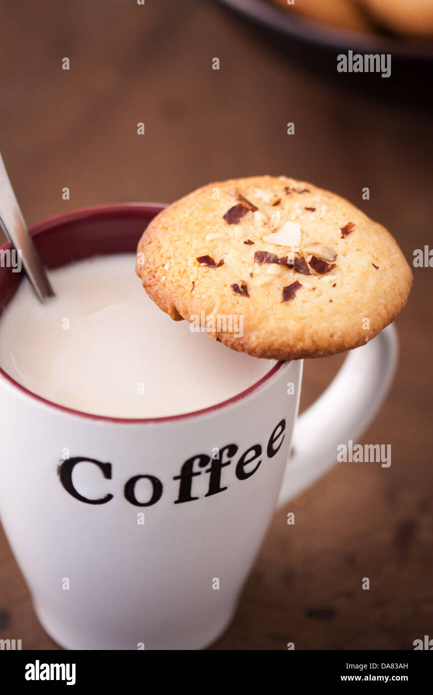 Tasse de café avec un biscuit aux amandes faits maison close-up Banque D'Images