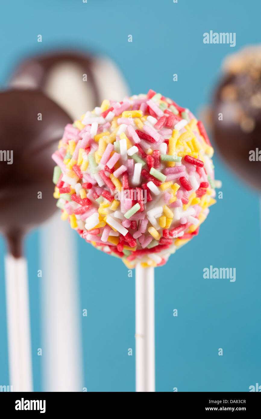 Délicieux gâteau garniture colorée pop sur fond bleu Banque D'Images