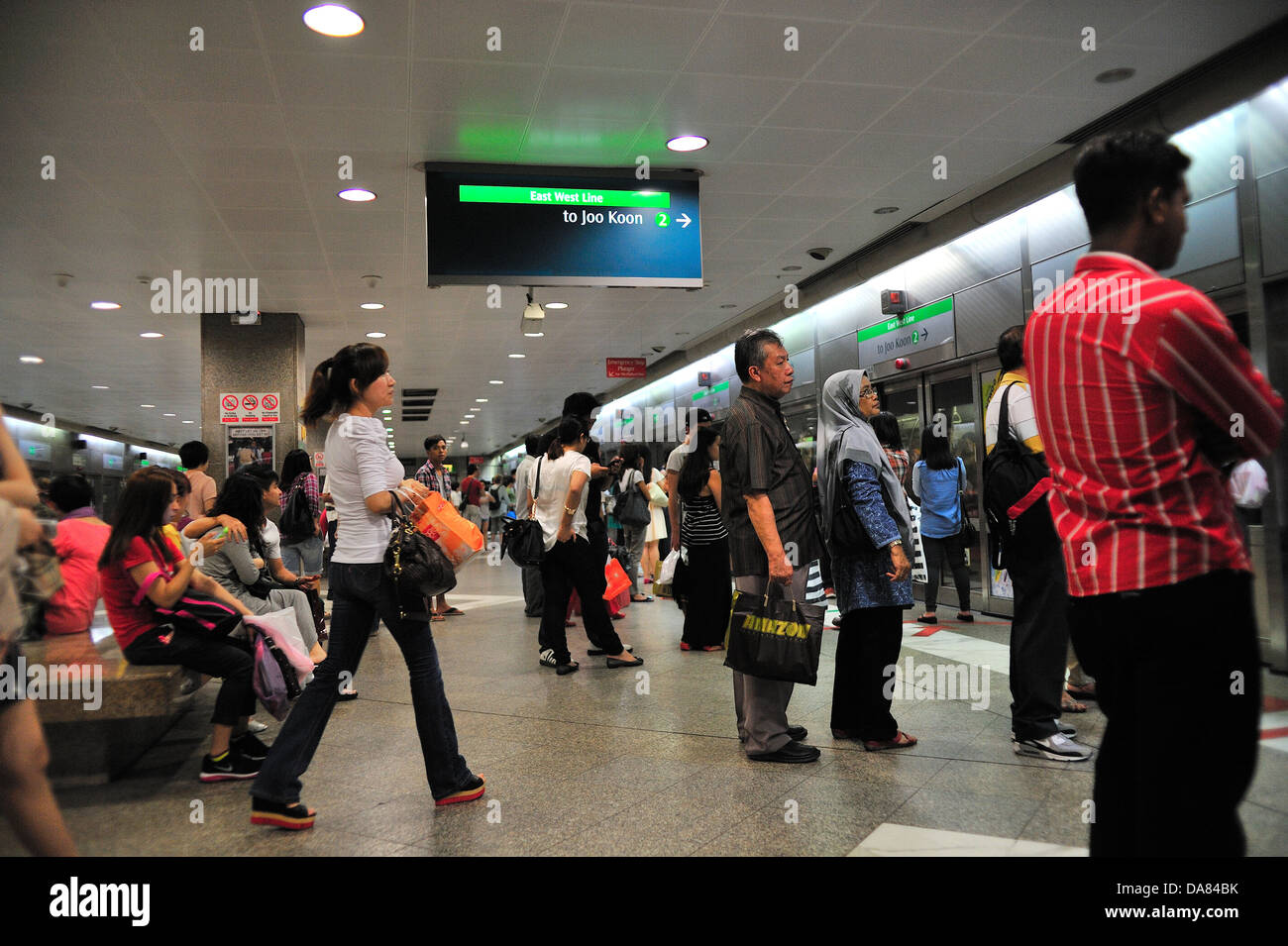 Singapour MRT. Personnes en attente à bord. Banque D'Images