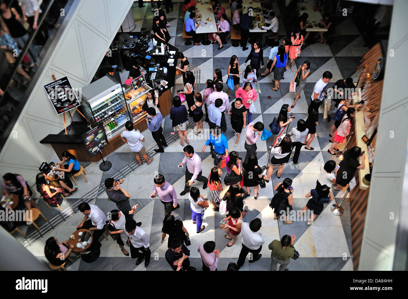 L'heure du déjeuner dans les gens d'affaires Chevron House Singapore Banque D'Images