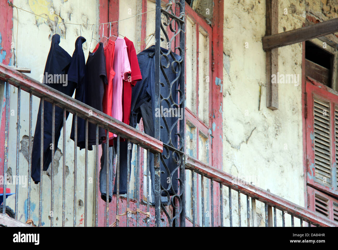 Certains vêtements séchant sur un balcon d'une pauvre maison dans la ville de Panama. Banque D'Images