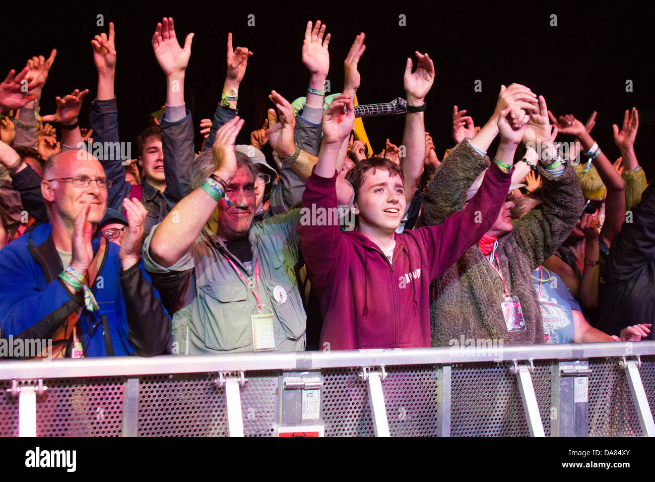 L'auditoire Chic Feat.Nile Rodgers effectuant au festival de Glastonbury 2013, Somerset, Royaume-Uni. Banque D'Images
