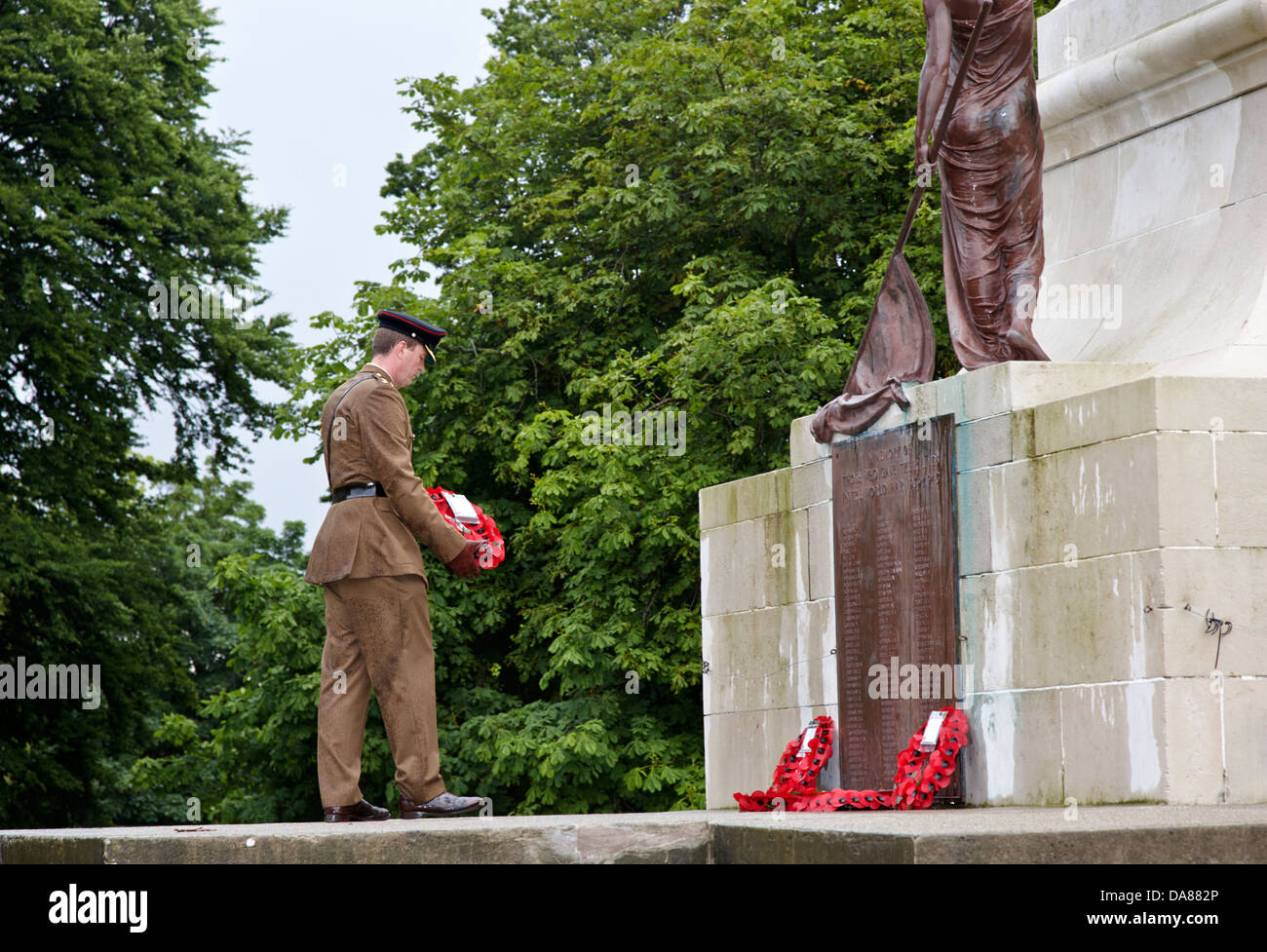 Officier de l'armée britannique portant une couronne au monument commémoratif de guerre à un comté de Down Bangor Northern Ireland UK Banque D'Images