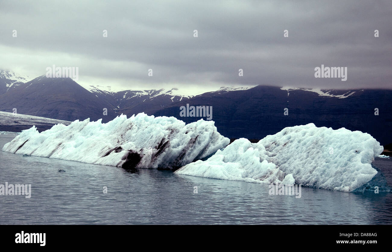 Les icebergs flottent apparemment coupée en biseau au large de l'Islande glacier Jökulsárlón lagoon Banque D'Images