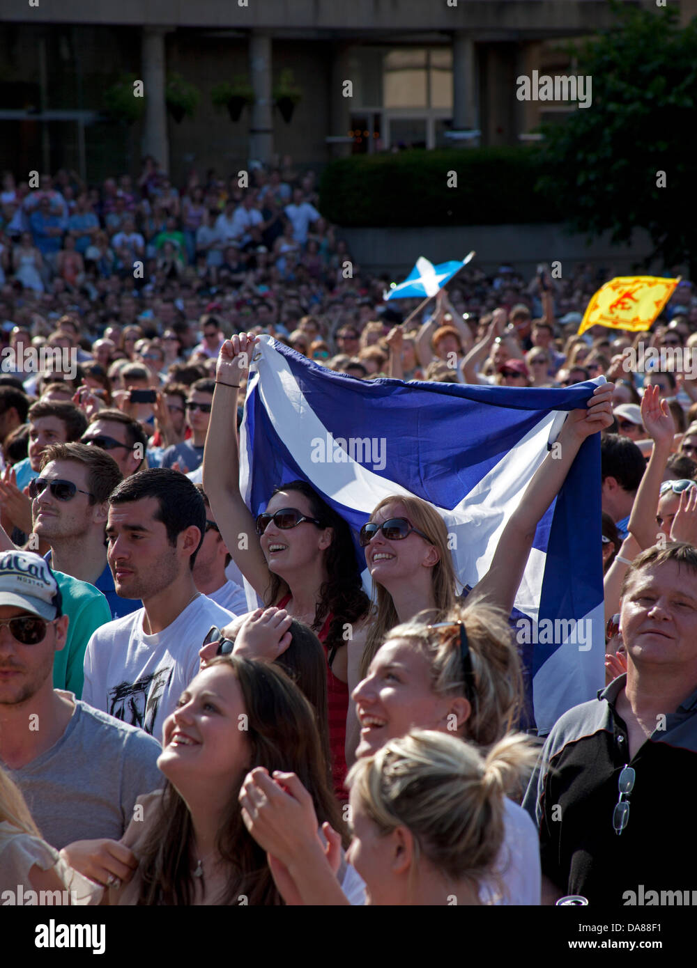 Festival Square, Édimbourg, Écosse, Royaume-Uni. 7 juillet, 2013. Andy Murray Fans célébrer tout en regardant ses trois ensembles la victoire sur le grand écran remportant la finale chez les hommes à Wimbledon pour devenir le premier Britannique à remporter le championnat pour 77 ans. Banque D'Images