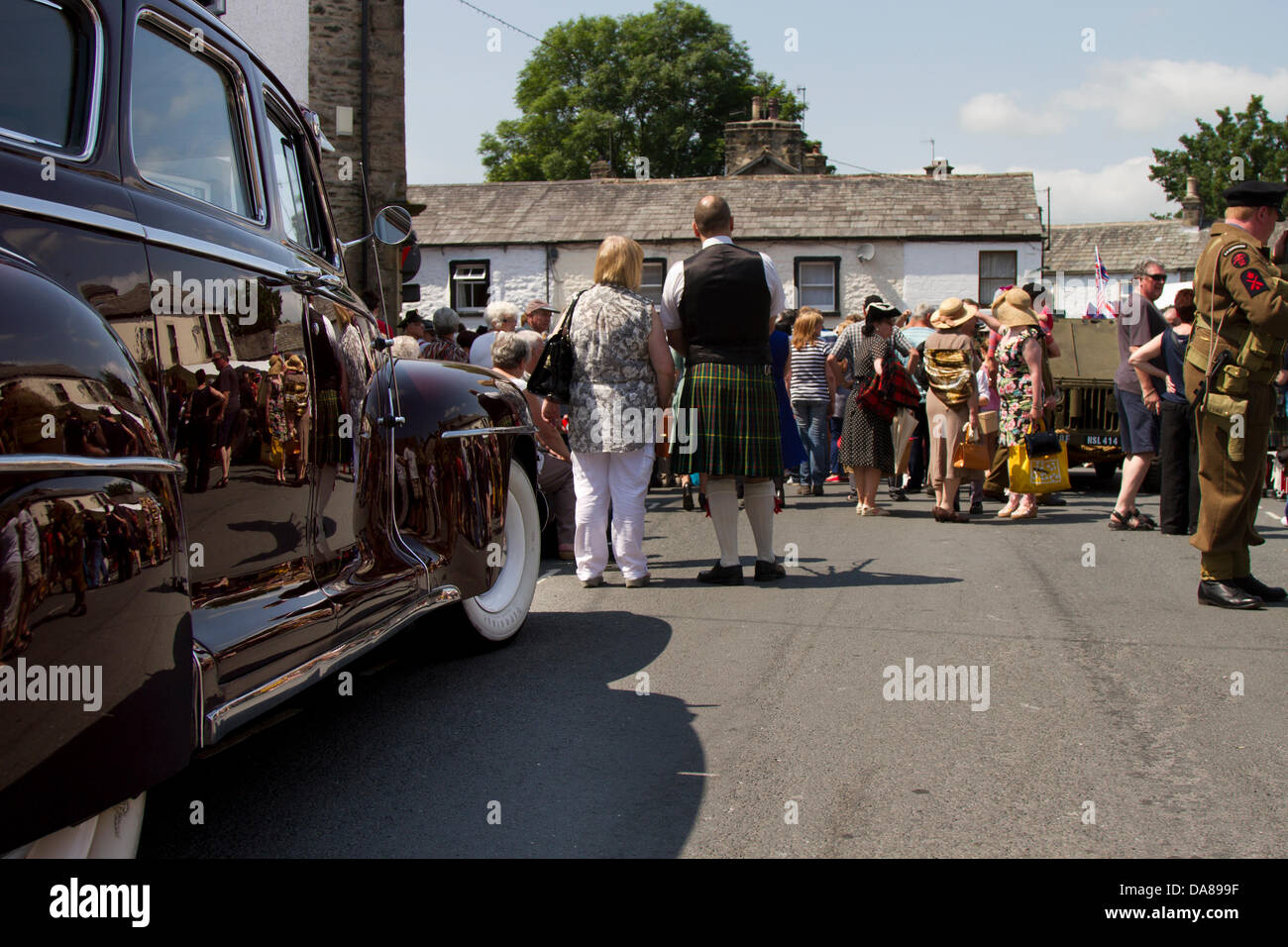 Années 1940, Ingleton, Royaume-Uni. Opération Home Guard, le week-end des 40 ans d'Ingleton quand Ingleton est devenu la ville de marché française occupée allemande de la Chapell-de-Marais libérée par les acteurs réimpliqués. Banque D'Images