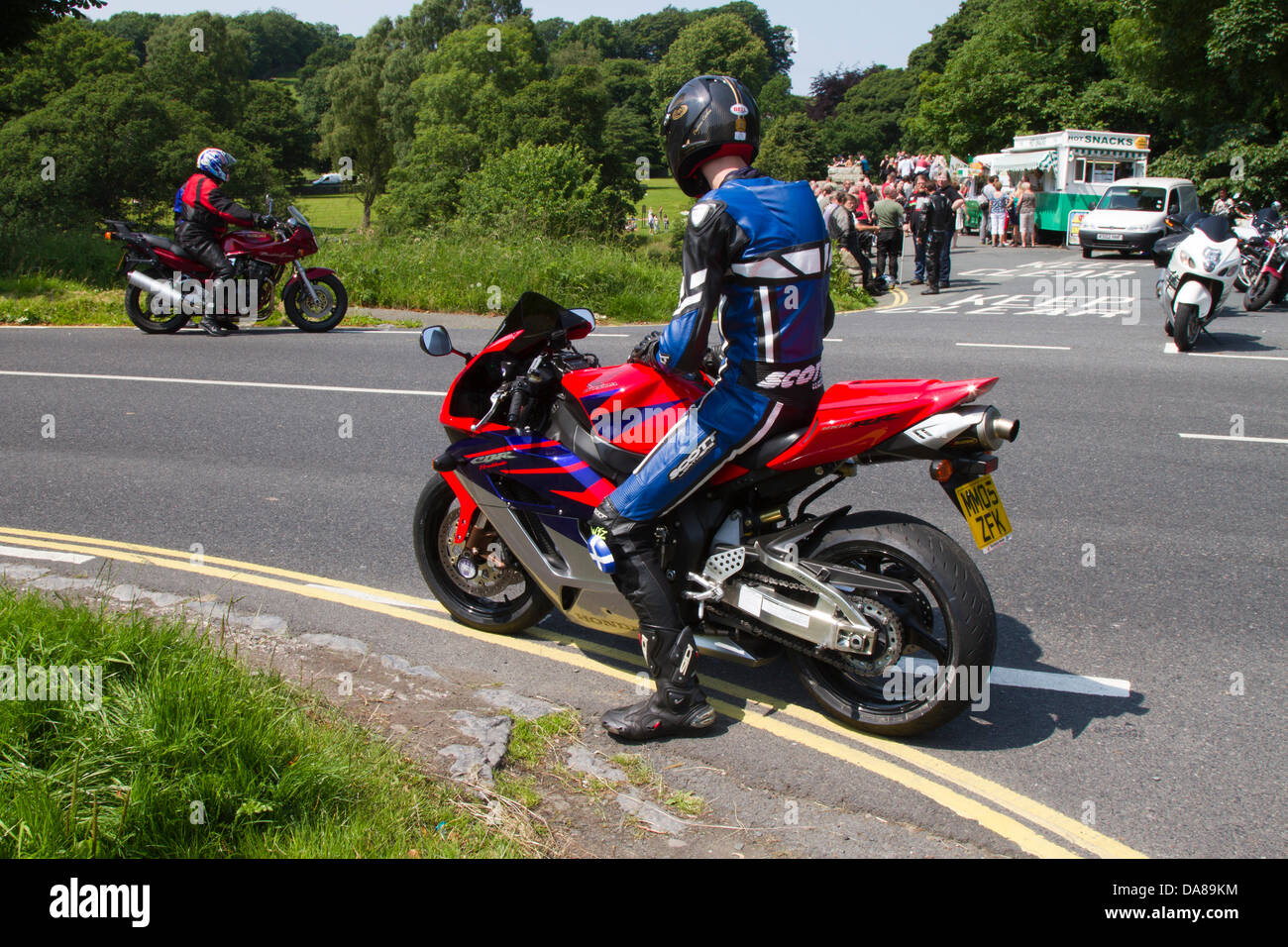 2005 Honda CBR 125 RS-5 à Kirkby Lonsdale, Royaume-Uni 7 juillet 2013, Le pont du diable est l'un des plus pittoresques biker rencontre au Royaume-Uni avec une grande légende pour démarrer et est le lieu de rencontre pour les cyclistes du nord de l'Angleterre et des centaines de cyclistes ont profité des routes sèches et du temps ensoleillé pour se rencontrer au pont. La route le long de l'A65 de la   à Kirkby Lonsdale est l'une des principales routes pour les cyclistes qui visitent le pont de Devils et qui voyagent dans le North Yorkshire Dales. Banque D'Images