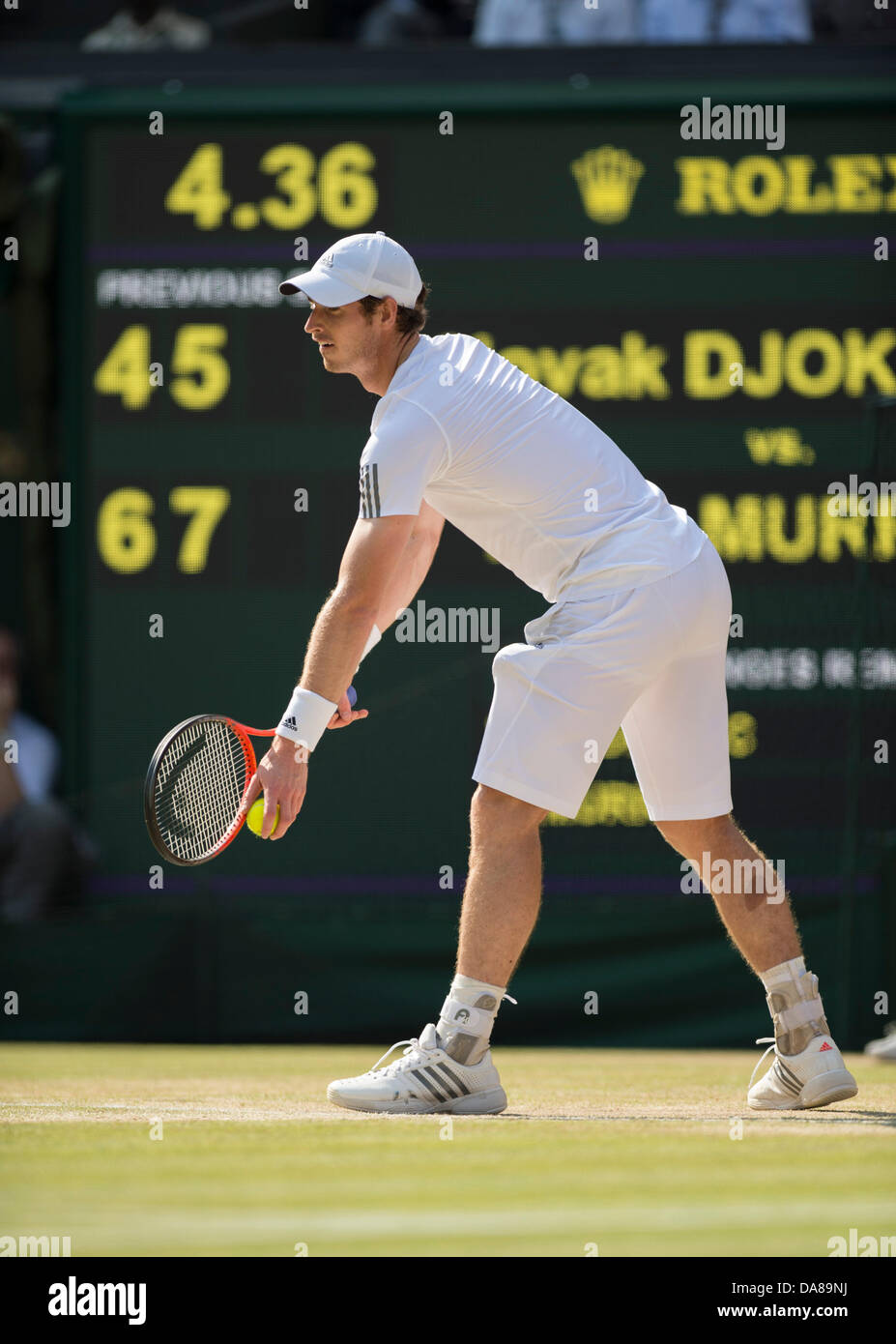 Wimbledon, Londres, Royaume-Uni. 7 juillet, 2013. Les Championnats de tennis de Wimbledon 2013 tenue à l'All England Lawn Tennis et croquet Club, Londres, Angleterre, Royaume-Uni. Andy Murray (GBR) [2]. Novak Djokovic (SRB) [1] sur le Court central. Le Simple messieurs - finale. Credit : Duncan Grove/Alamy Live News Banque D'Images