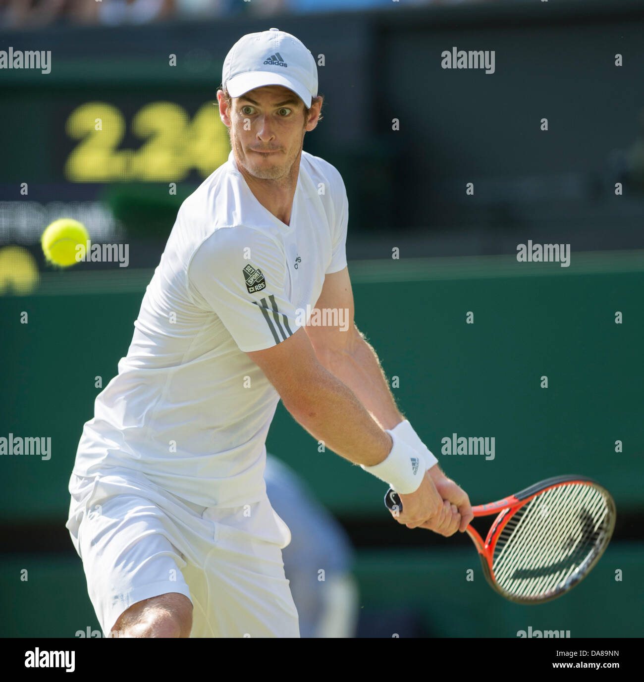 Wimbledon, Londres, Royaume-Uni. 7 juillet, 2013. Les Championnats de tennis de Wimbledon 2013 tenue à l'All England Lawn Tennis et croquet Club, Londres, Angleterre, Royaume-Uni. Andy Murray (GBR) [2]. Novak Djokovic (SRB) [1] sur le Court central. Le Simple messieurs - finale. Credit : Duncan Grove/Alamy Live News Banque D'Images