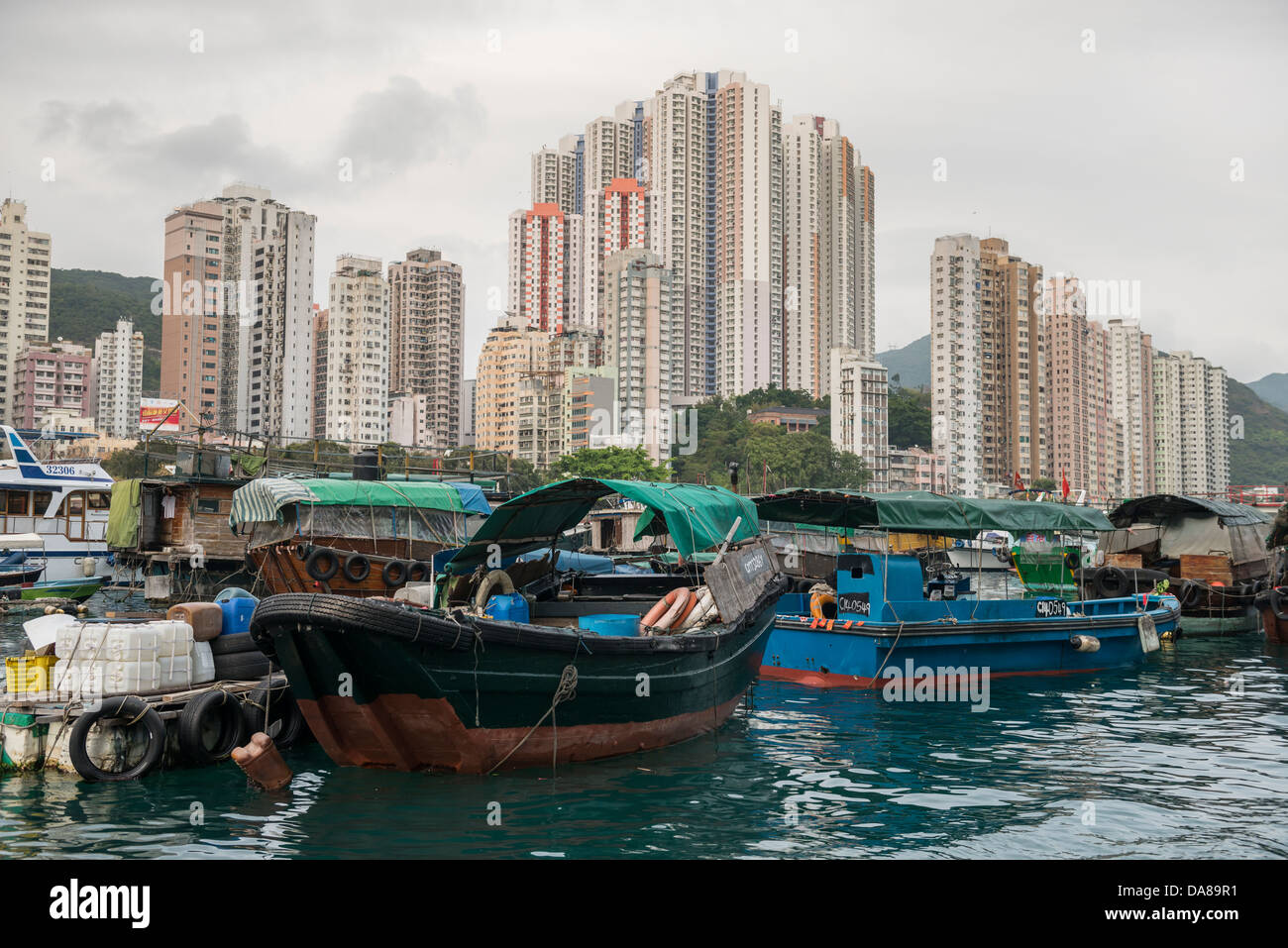 Bateaux de pêche dans le port d'Aberdeen, Hong Kong Banque D'Images