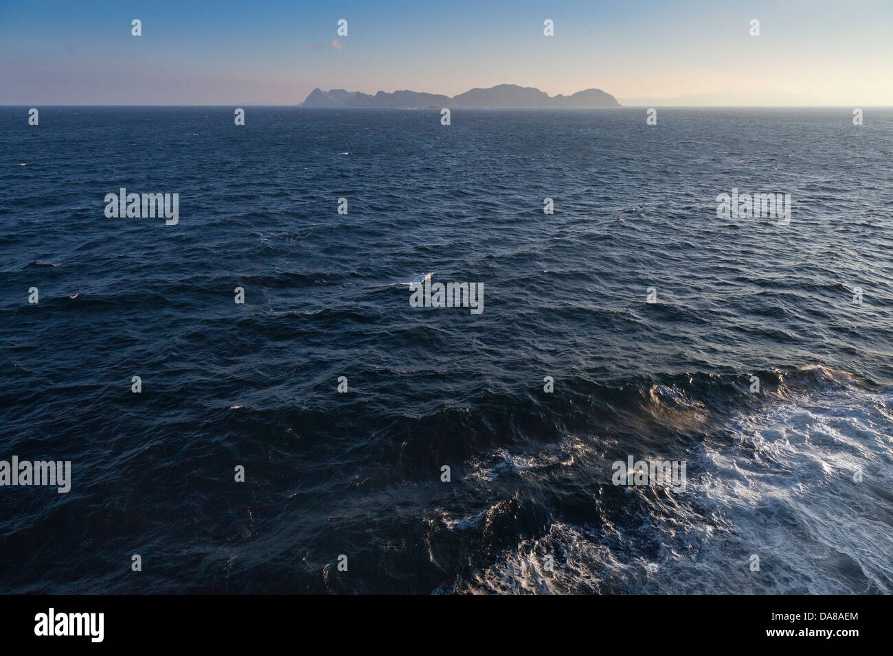 Seascape avec île isolée, loin de la lumière du soleil tôt le matin Banque D'Images