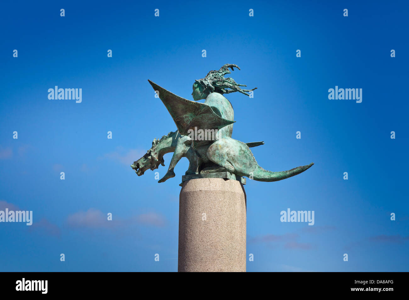 Sculpture en bronze d'une nymphe équitation un dragon, Vigo, Galice, Espagne Banque D'Images