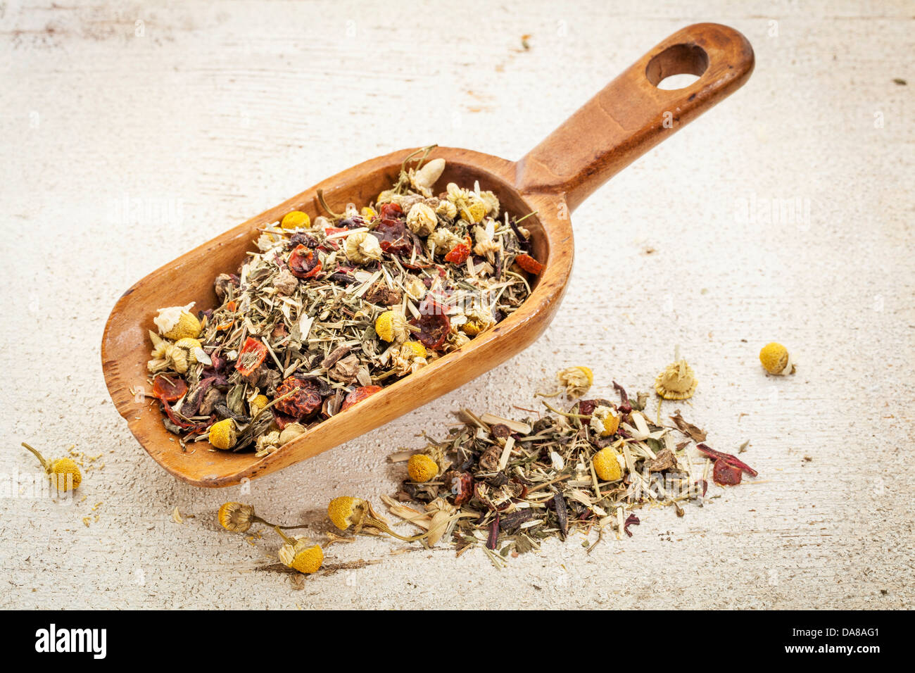 Tisane Bio (camomille, menthe,,écorce d'orange, églantier, hibiscus) - scoop en bois rustique et d'une pile Banque D'Images