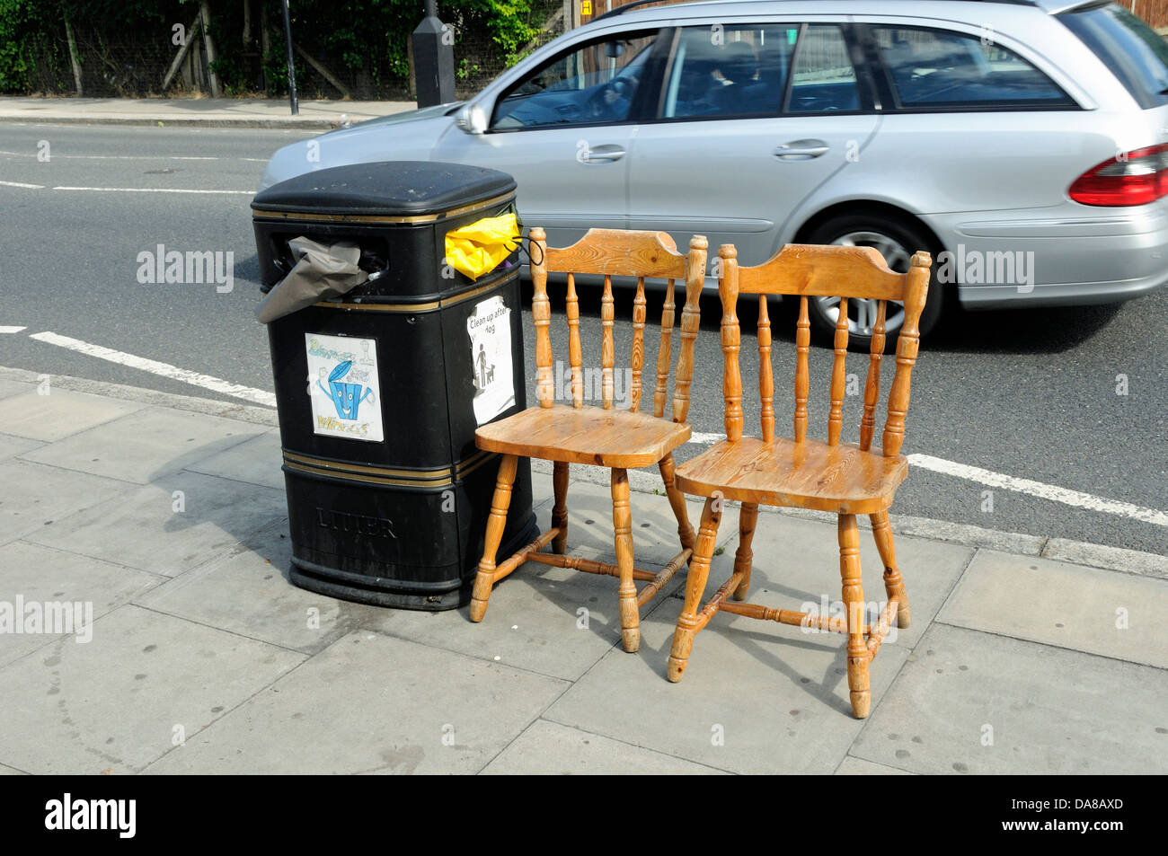 Deux chaises en bois mis en street pour recyclage, London Borough of Islington, England, UK Banque D'Images