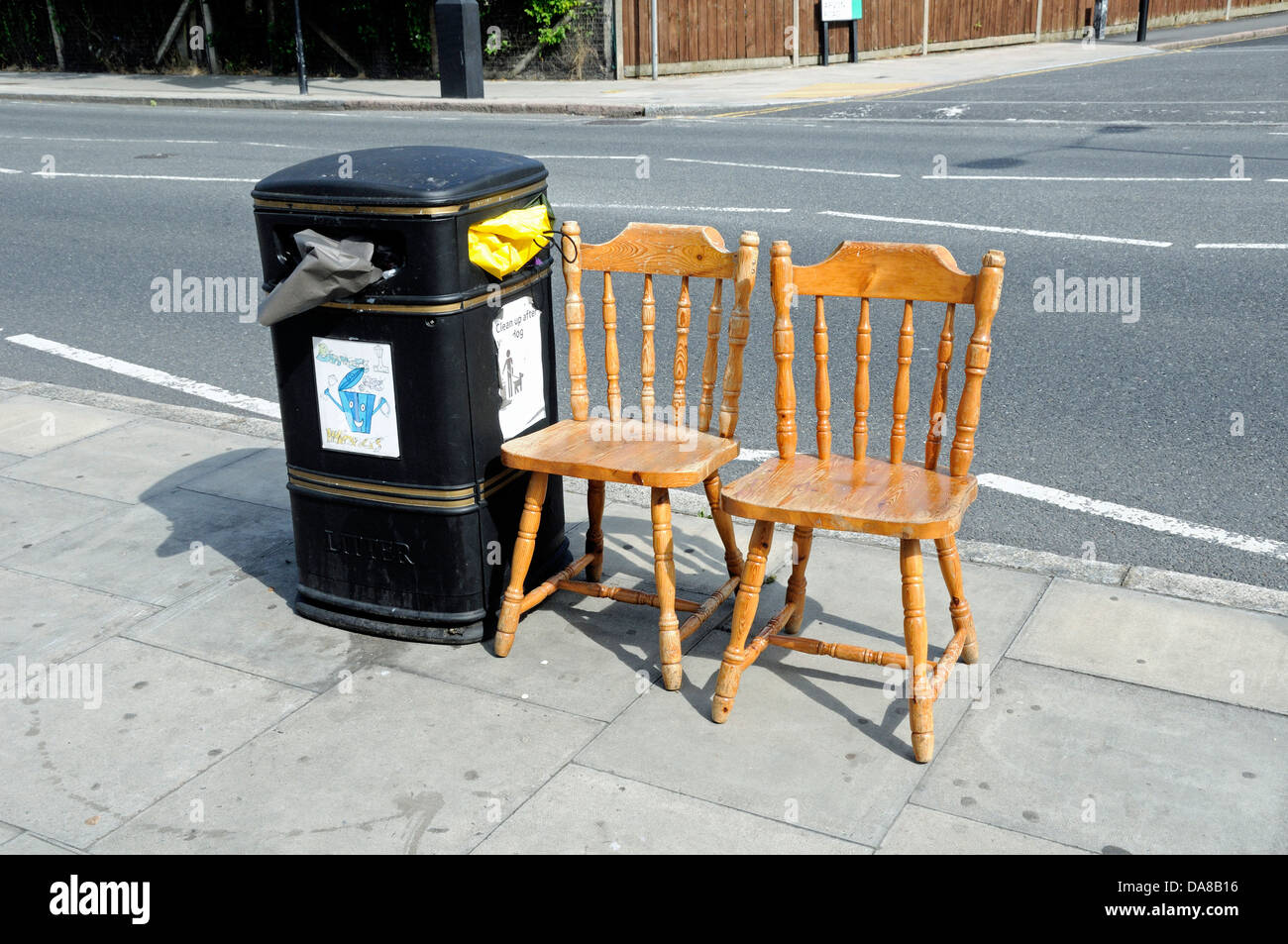 Deux chaises en bois mis en street pour recyclage, London Borough of Islington, England, UK Banque D'Images
