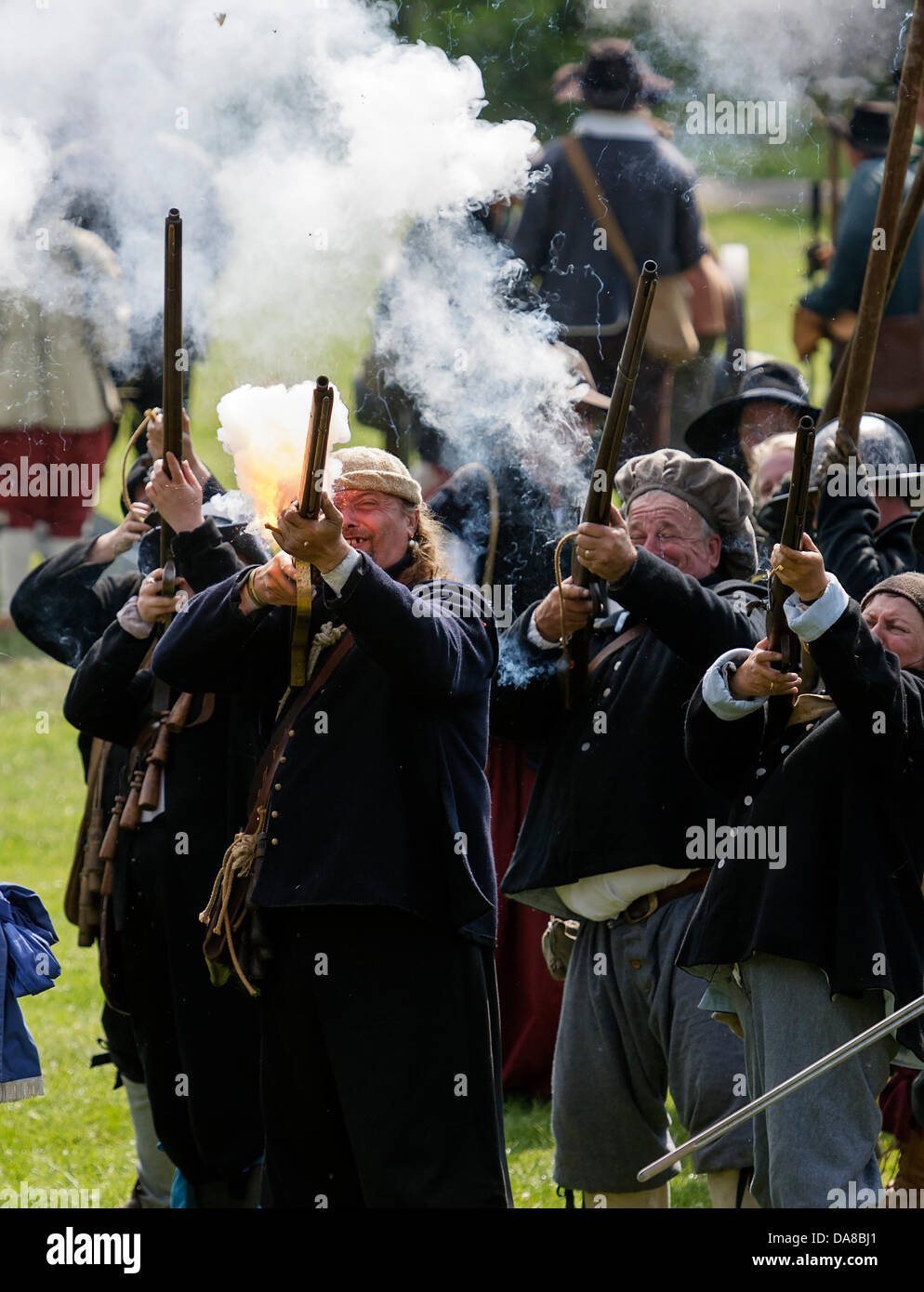 Chippenham, Wiltshire. 7 juillet, 2013. Guerre civile anglaise les membres de la société sont photographiés à Monkton park tirant leurs fusils qu'ils participent à la reconstitution de la bataille de Chippenham.Ils ont été re-enacting la bataille pour Chippenham qui ont eu lieu pendant la guerre civile anglaise en 1643. Credit : lynchpics/Alamy Live News Banque D'Images