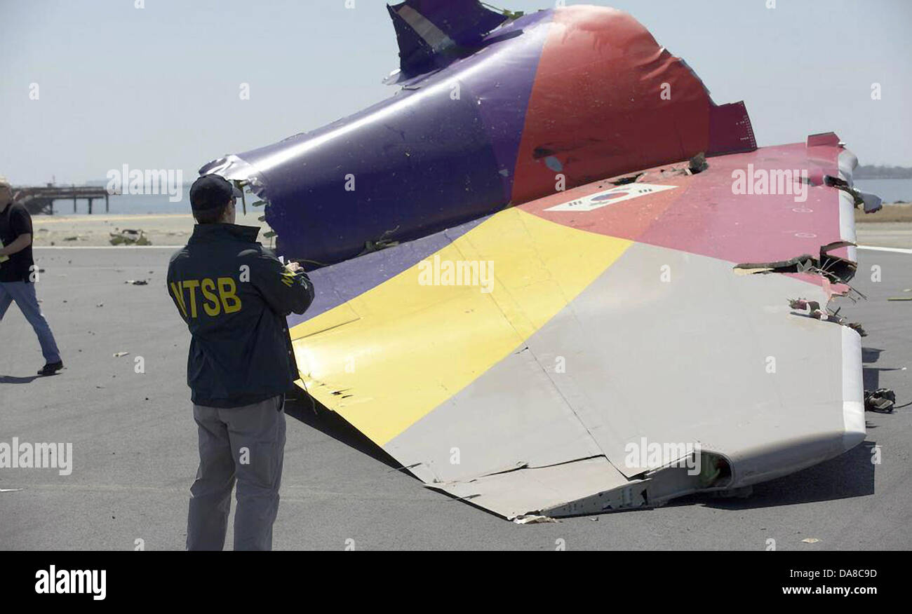 Les enquêteurs du NTSB voir la section arrière de la Vol Asiana 214 Boeing 777 près de la piste où il s'est écrasé à l'atterrissage à San Francisco International le 7 juillet 2013 à San Francisco. Banque D'Images