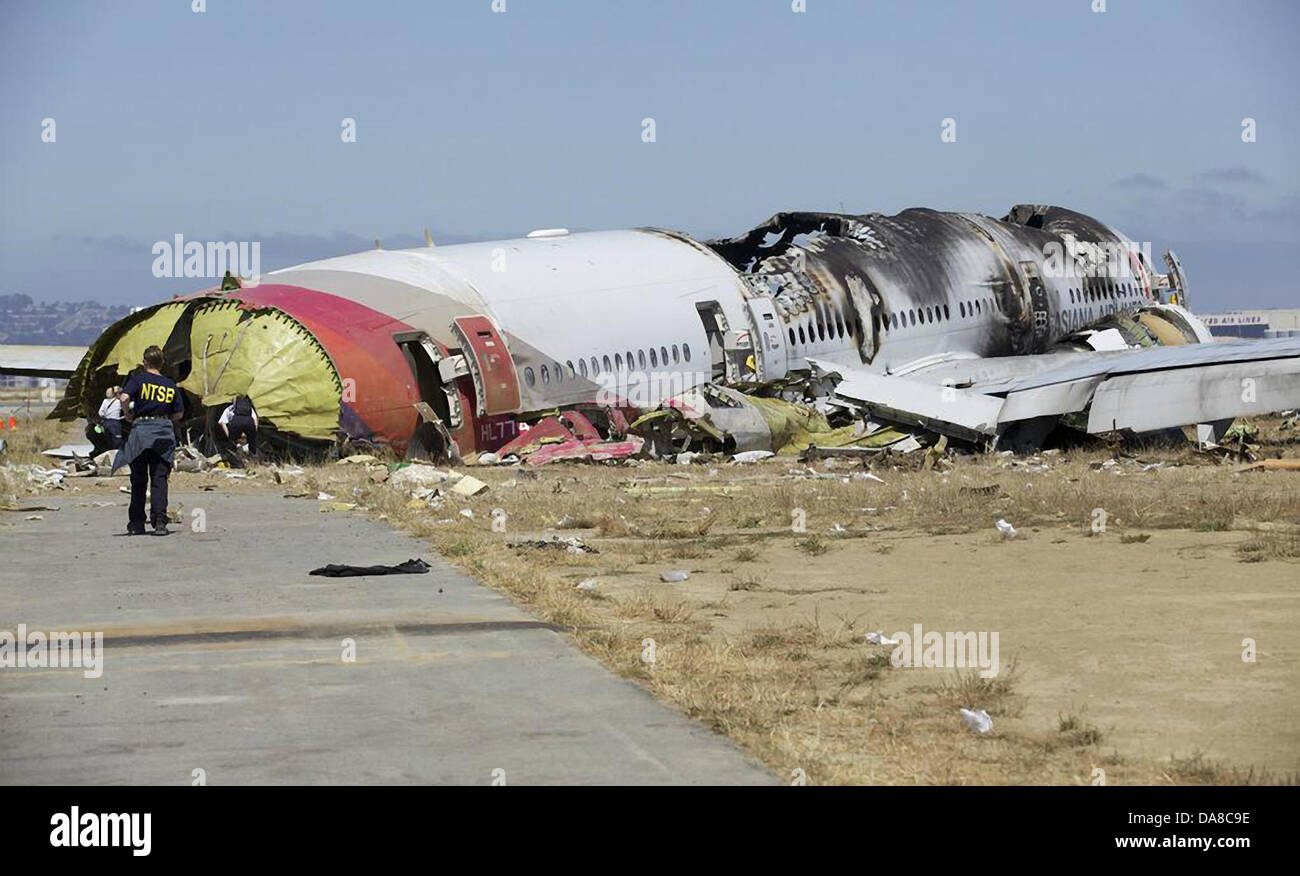 Les enquêteurs du NTSB voir le reste du vol Asiana 214 Boeing 777 près de la piste où il s'est écrasé à l'atterrissage à San Francisco International le 7 juillet 2013 à San Francisco. Banque D'Images