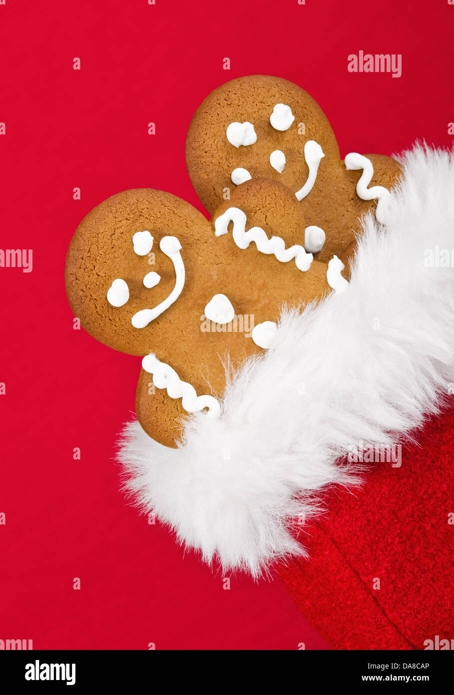 Gingerbread Man peeking out from cookies sac cadeau de Noël sur fond rouge Banque D'Images