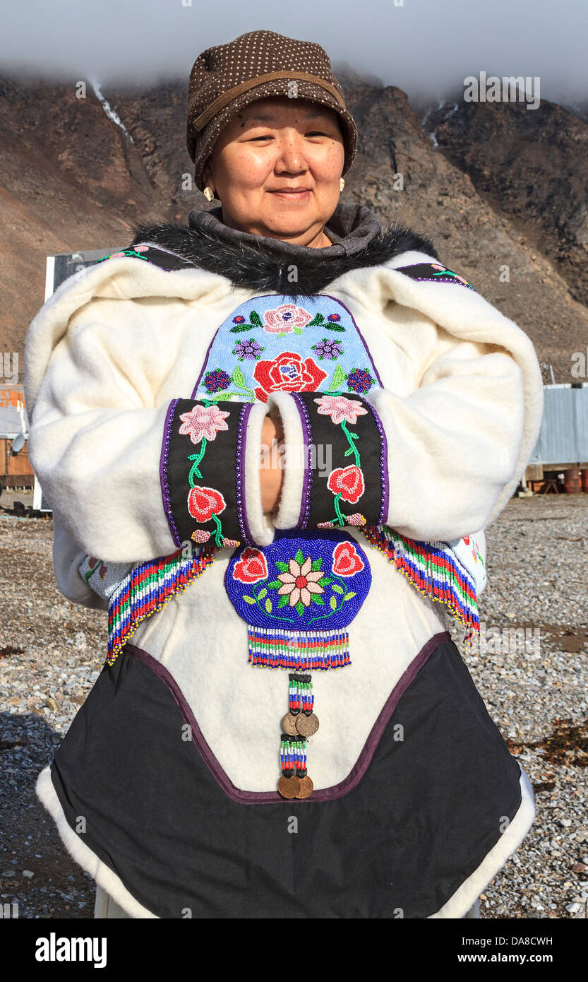 Femme Inuit de Grise Fjord en vêtements traditionnels. Ellsmere Island,  Canada Photo Stock - Alamy