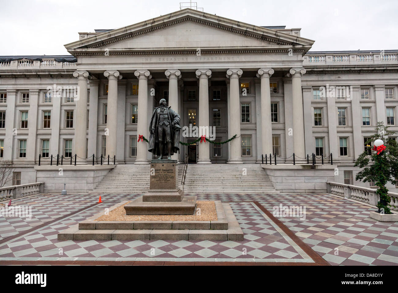 Albert Gallatin, Secrétaire de la statue en bronze du Trésor sur l'esplanade devant le bâtiment du Trésor des États-Unis à Washington, D.C. Banque D'Images