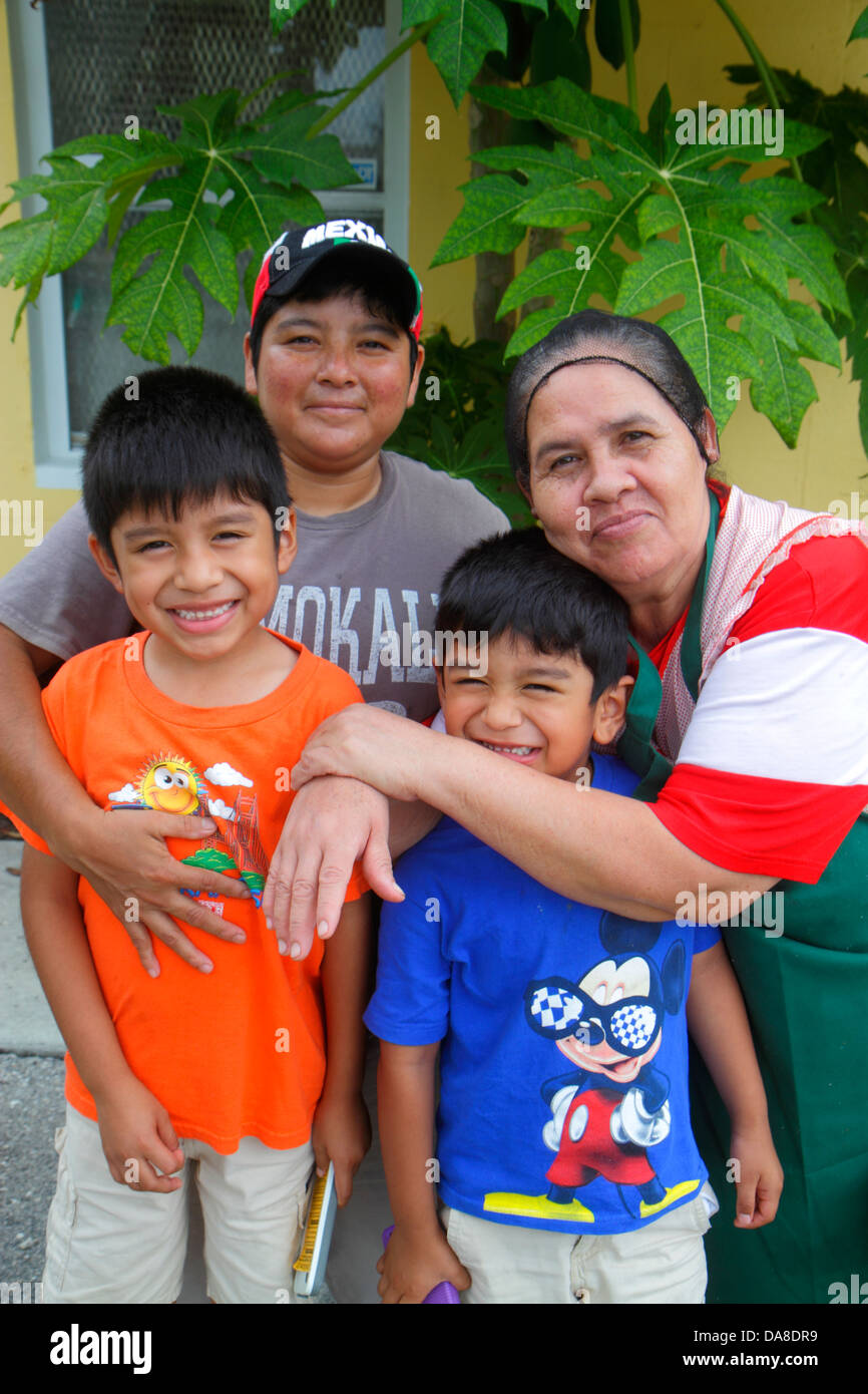 Florida Immokalee,hispanique latin Latino ethniquement immigrants minorités,adultes femme femme femme femme femme,grand-mère,garçon garçons lad lads homme k Banque D'Images