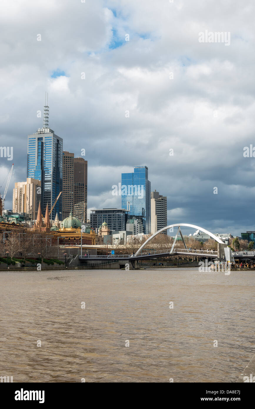 Le fond boueux de la rivière Yarra et les toits du centre-ville de Melbourne, Australie. Banque D'Images