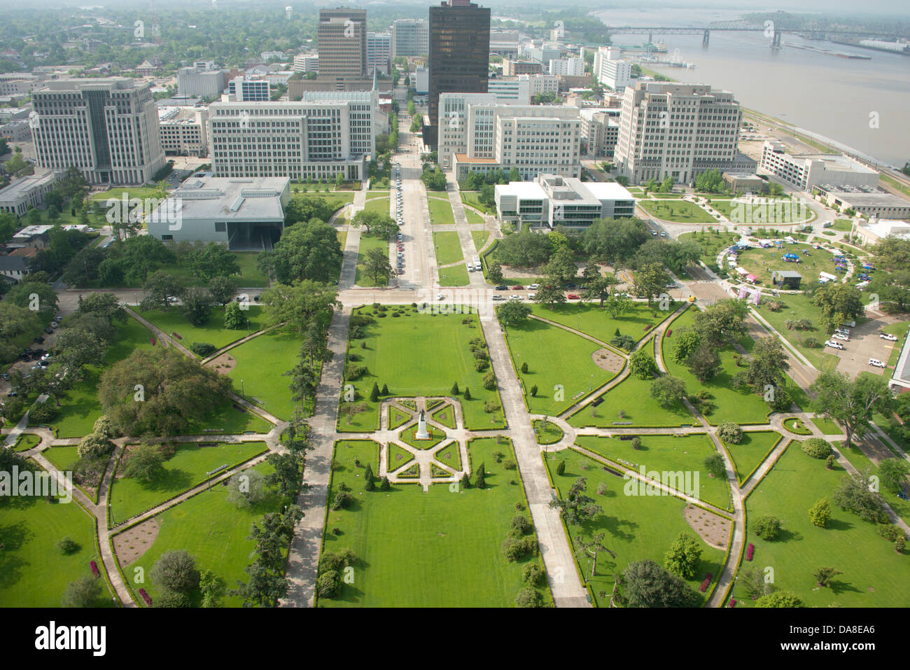De la Louisiane, Bâton Rouge. Vue sur le centre-ville et fleuve Mississippi à partir de la 27e étage terrasse d'observation de la Louisiana State Capitol Banque D'Images