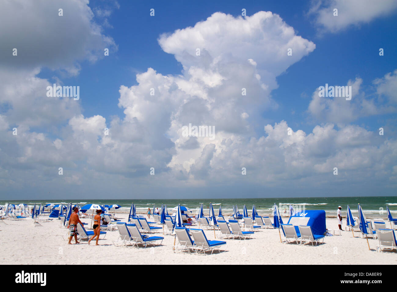 Saint-Pétersbourg, Floride, St. Pete Beach, Loews Don Cesar, hôtel hôtels hôtels hôtels motels Inn motel, Golfe du Mexique, côte, rivage, chaises, parasols, sable Banque D'Images