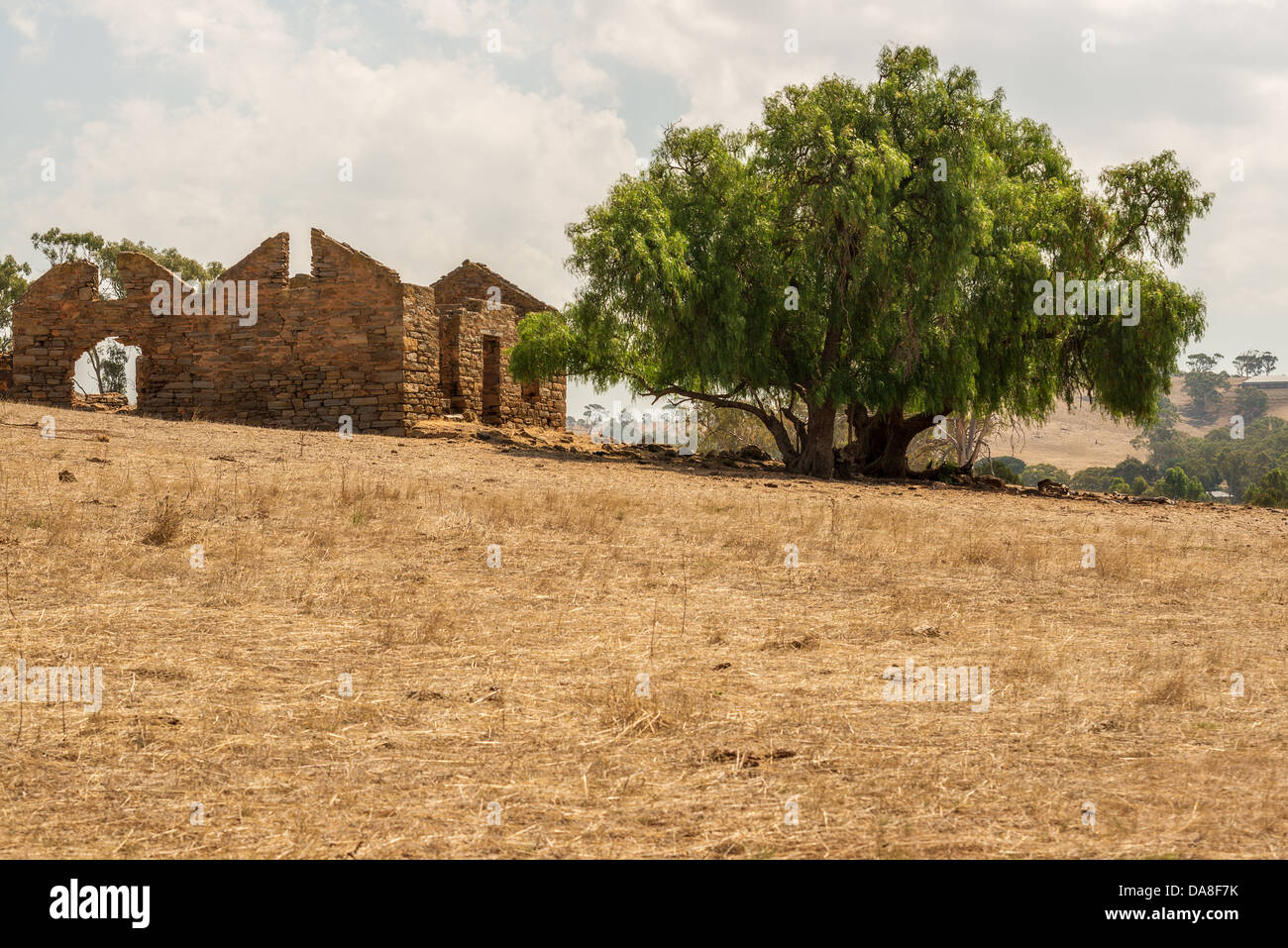 Ruines d'un ancien homestead se trouve dans une cour de ferme à sec dans l'Australie du Sud touchés par la sécheresse. Edition Standard, version HDR également disponible Banque D'Images