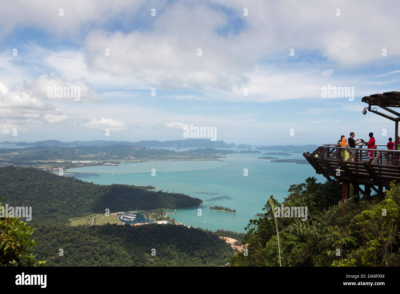 Les touristes profitant de la vue sur la mer d'Andaman pour la plate-forme d'observation, la Malaisie Langkawi Banque D'Images
