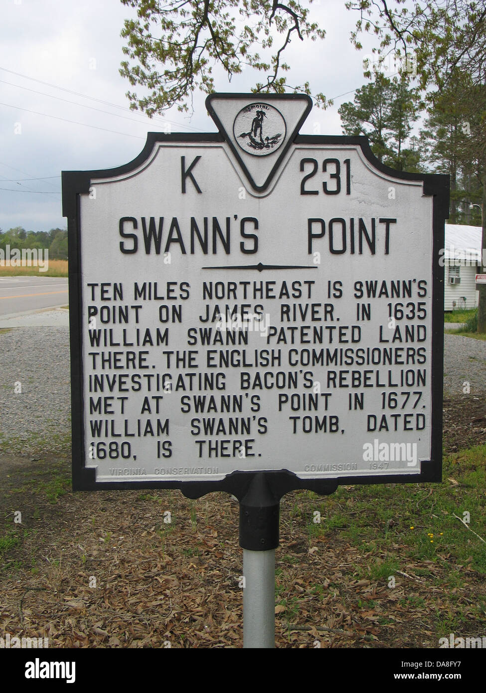 SWANN'S POINT dix milles au nord-est est Swann's Point sur la James River. En 1635 William Swann terre breveté. Les commissaires anglais enquête sur la Rébellion de Bacon s'est réuni à Swann's Point en 1677. William Swann's Tomb, datée 1680, est là. Virginia Conservation Commission, 1947 Banque D'Images