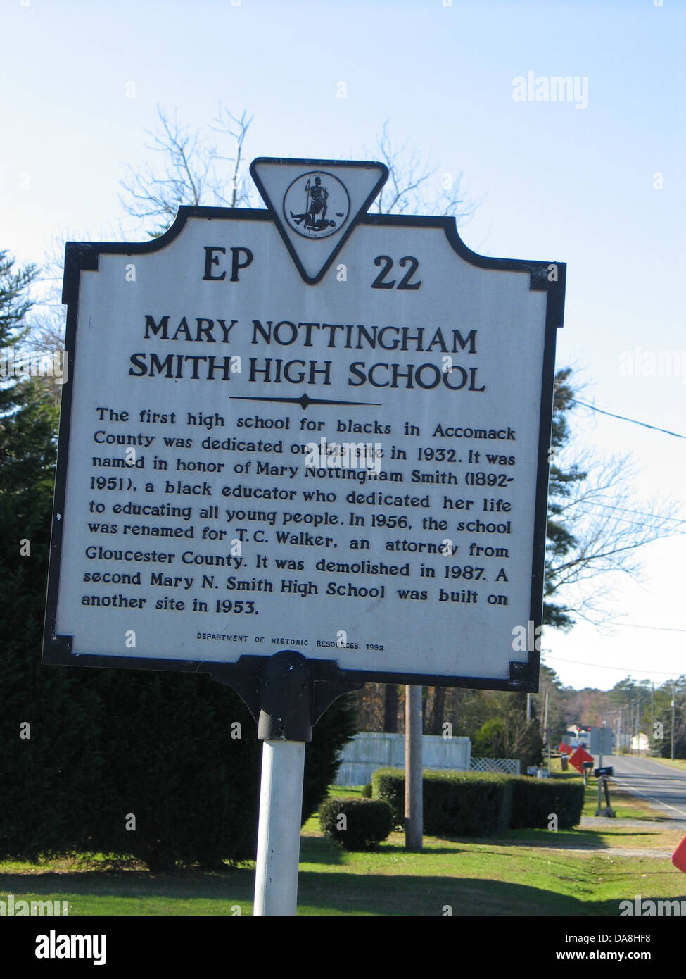 MARY SMITH NOTTINGHAM HIGH SCHOOL La première école secondaire pour les noirs de Accomack Comté était dédiée sur ce site en 1932. Elle a été nommée en l'honneur de Marie Nottingham Smith (1892-1951), un éducateur noir qui a consacré sa vie à l'éducation de tous les jeunes. En 1956, l'école est renommée pour T.C. Walker, un avocat de comté de Gloucester. Il a été démoli en 1987. Un second Mary N. Smith High School a été construit sur un autre site en 1953. Ministère des ressources historiques, 1992. Banque D'Images