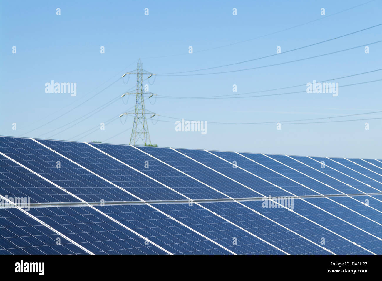 La ferme solaire de production d'énergie renouvelable Banque D'Images