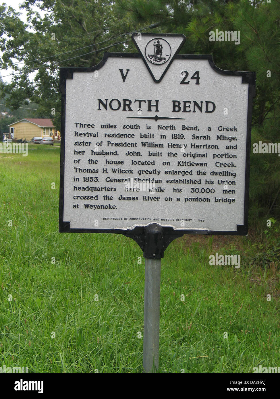 NORTH BEND trois milles au sud est North Bend, une résidence Renaissance grecque construite en 1819. Sarah Minge, soeur du Président William Henry Harrison, et son mari, John, construit la partie originale de la chambre situé sur Kittiewan Creek. Thomas H. Wilcox agrandi le logement en 1853. Général Sheridan a établi son siège de l'Union européenne ici pendant que ses 30 000 hommes ont traversé la James River, sur un pont de bateaux à Weyanoke. Ministère de la conservation et des ressources historiques, 1989. Banque D'Images