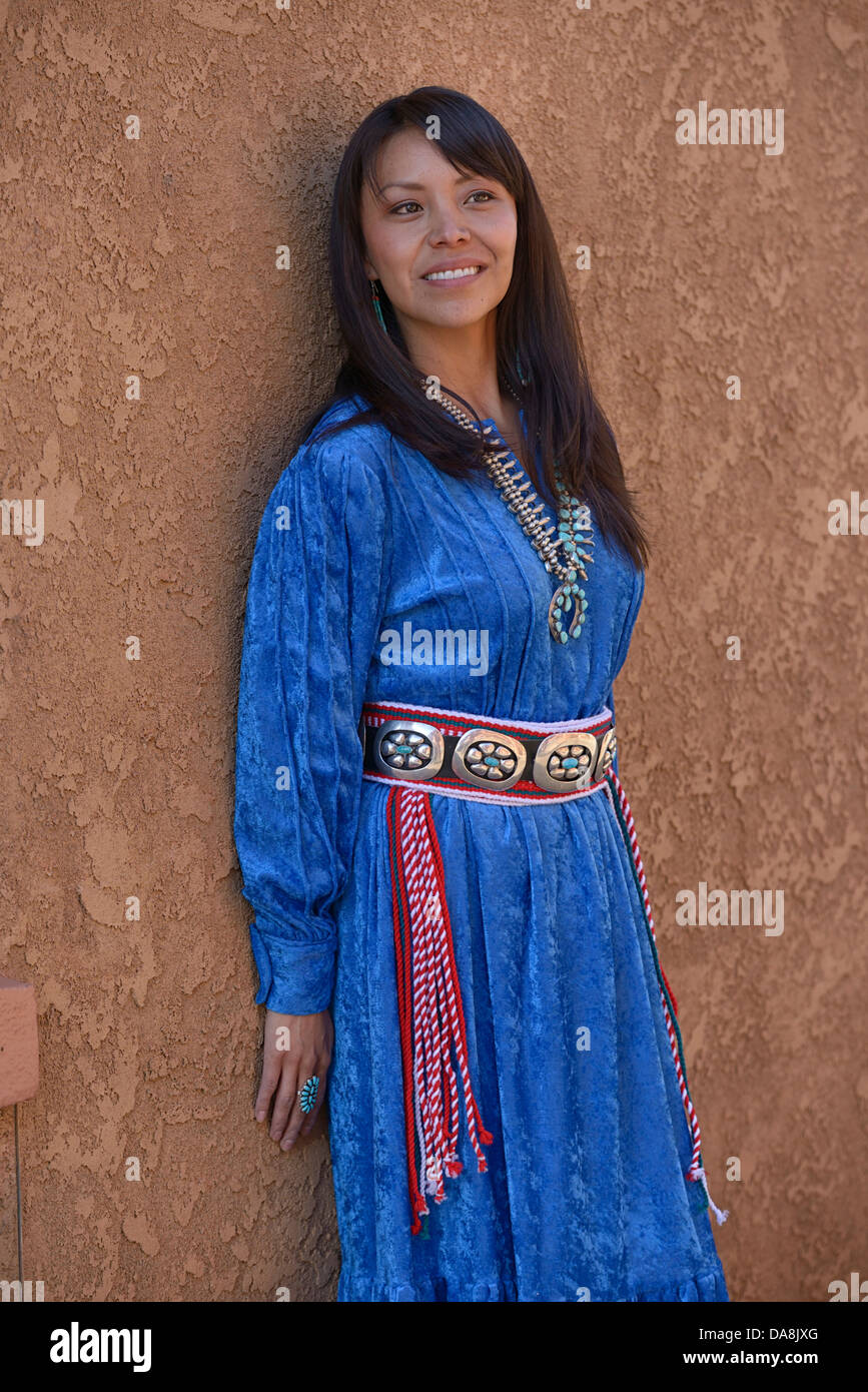 USA, United States, Amérique du Nord, l'Utah, Mexican Hat, en Amérique du Nord, femme, traditionnel, robe, Amérindiens, Indiens, Navajo, long Banque D'Images