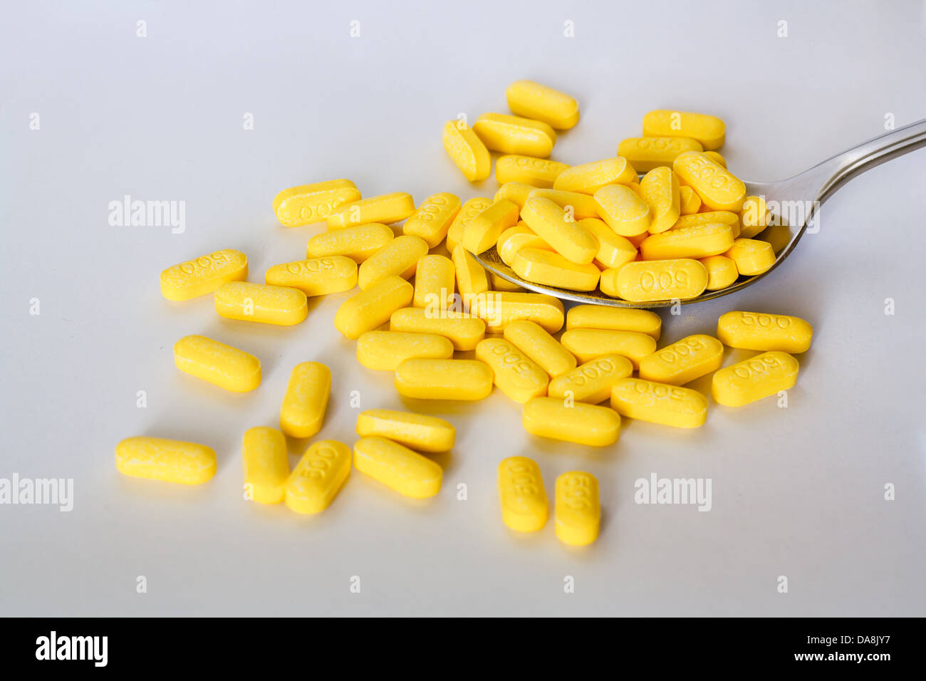 Vitamine C 500 mg comprimé dans une cuillérée de mise sur le plancher Banque D'Images