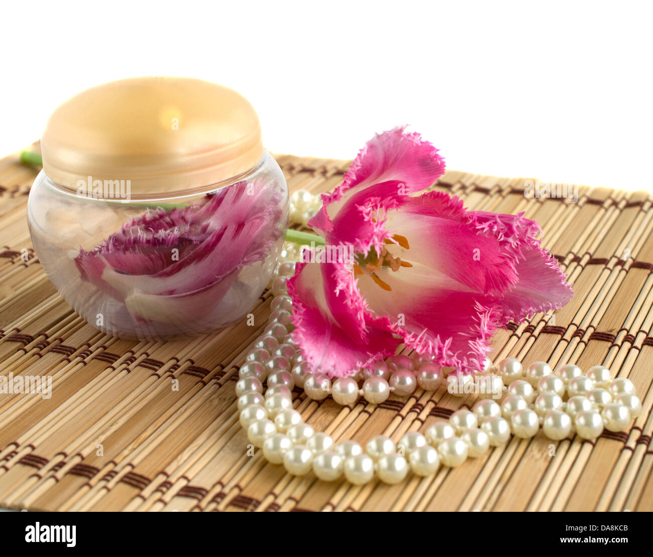 Collier de perle,frangé tulip et pétales de fleurs dans un pot Banque D'Images