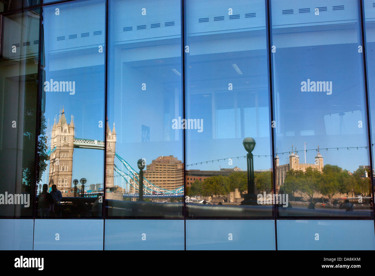 Tower Bridge et Tower of London reflected in glass Tamise Londres de l'été Banque D'Images