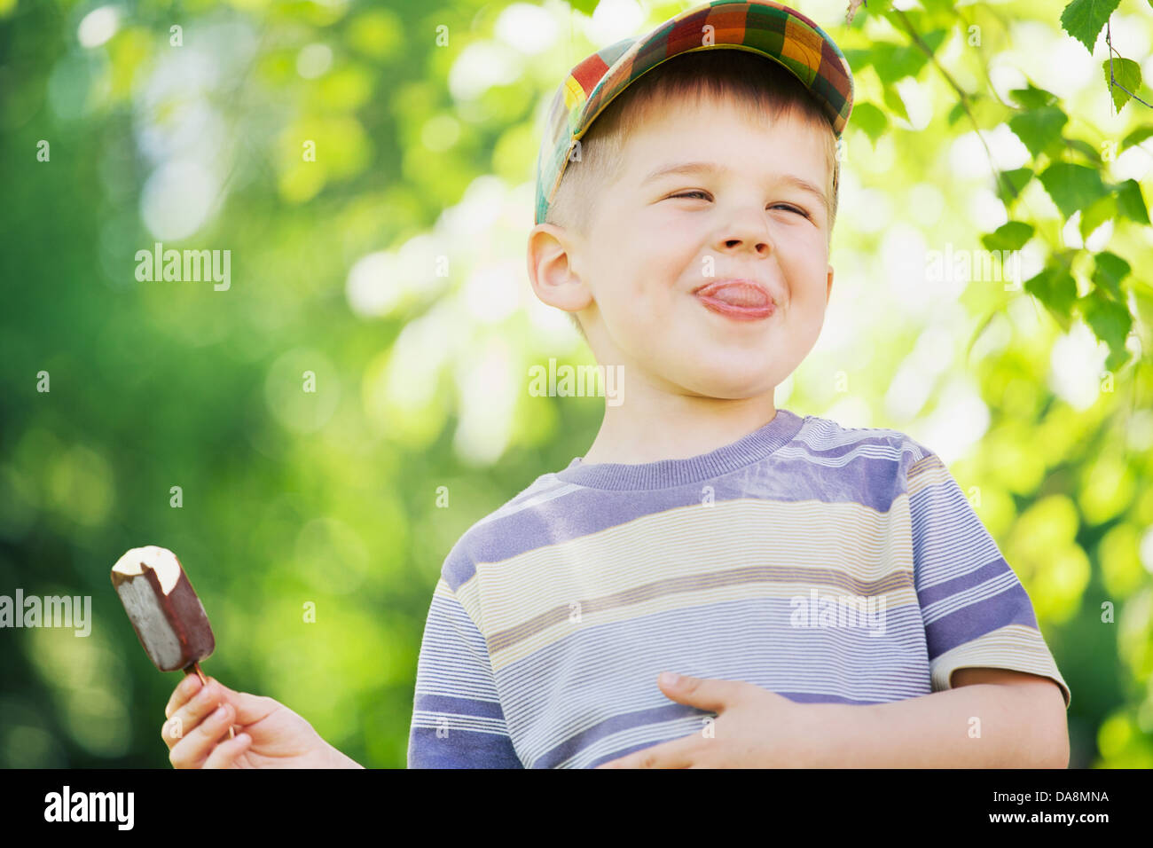 Joyeux petit garçon mangeant une glace Banque D'Images