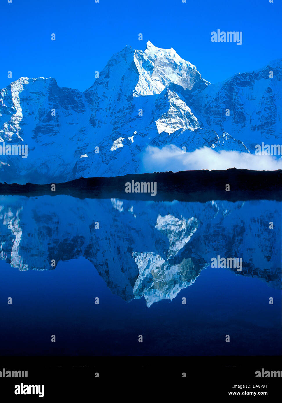 Le Népal, Himalaya, Khumbu, Solo Khumbu, Khumbu Himal, Pangpoche, lac de montagne, le lac, l'eau, réflexion, montagnes, Kang taiga Banque D'Images Le Népal, Himalaya, Khumbu, Solo Khumbu, Khumbu Himal, Pangpoche, lac de montagne, le lac, l'eau, réflexion, montagnes, Kang taiga Banque D'Images