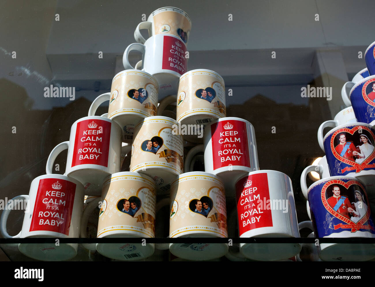 Bébé Royal tasses souvenirs touristiques en boutique près de la Cathédrale St Paul, à Londres Banque D'Images