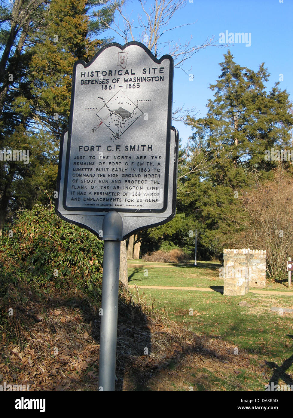 FORT C.F. SMITH Site historique de défense de Washington 1861-1865 juste au nord se trouvent les vestiges du Fort de C.F. Smith, une lunette construite au début de 1863 à la commande de la hauteur au nord de la tuyère d'exécuter et de protéger le flanc de la ligne d'Arlington. Il a un périmètre de 368 mètres et 22 emplacements pour les armes à feu. Érigée par le comté d'Arlington, Virginie, 1965 Banque D'Images