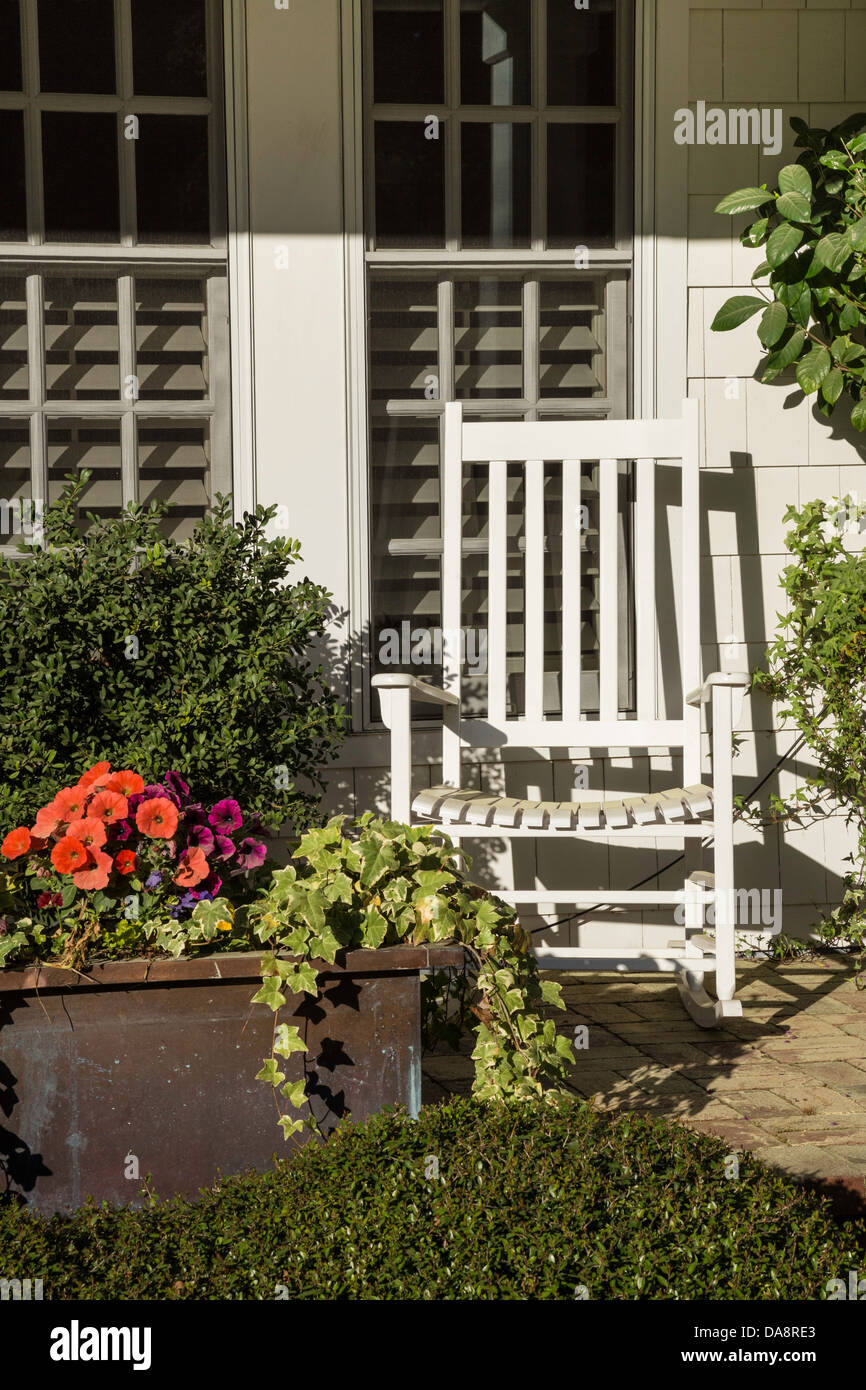 Fauteuil à bascule et des fleurs on Front Porch Banque D'Images